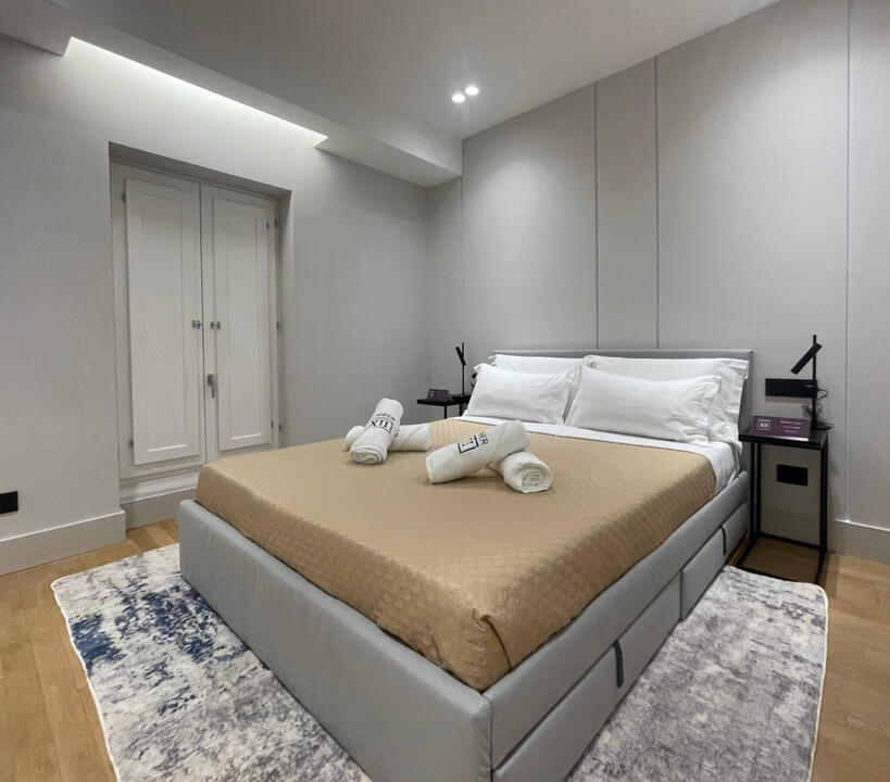 Rest easy in your king-size retreat—premium linens, custom pillows, and your own smart TV. Olbia holiday rental master bedroom – king-size bed, smart TV, luxury linens, family stay